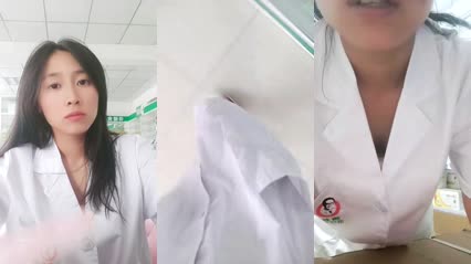 药店女店员 上班期间用大黑牛自慰，时不时有客人来，玩得就是刺激 封面