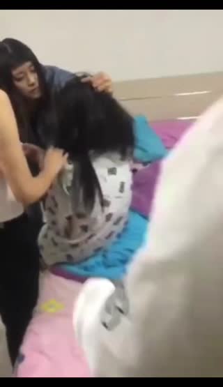 霸凌门事件 前阵闹得沸沸扬扬 沈阳某出租屋 年轻小妹带人捉奸在床让现场 封面