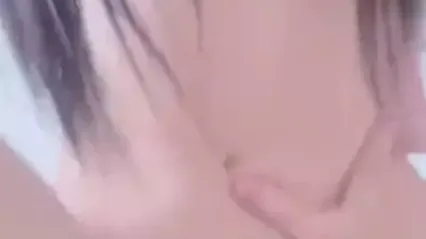 漂亮美眉 衣服来不及脱 被小哥哥无套输出淫叫不停 内射 小娇乳 小粉穴 封面