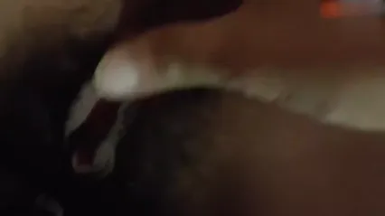 姐弟乱伦 趁着爸妈不在家跑进姐姐房间挑逗她! 封面
