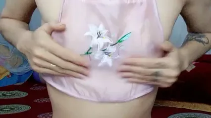 满背纹身全程露脸哺乳期的发骚小奶妈镜头前直播赚钱，给大哥口交大鸡巴，道具抽插骚穴，激情上位挤奶水刺激 封面
