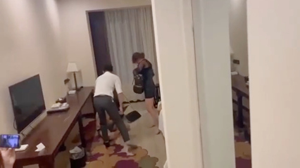 网曝抓奸居然还请摄影团队太专业了 封面