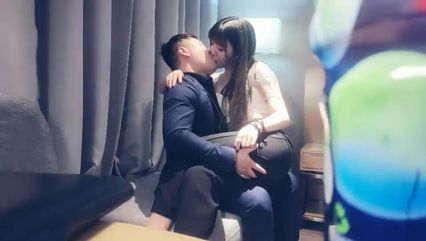 花臂纹身大奶妹，坐在身上摸屁股舌吻，镜头前口交喜欢69深喉，抬腿插入大屁股骑坐 封面