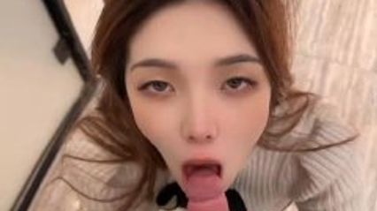 绝美极品女神惨遭富二代调教自拍视频，在饭店跪着用深情的眼神口交 一直喊着要吃爸爸的大鸡巴 封面