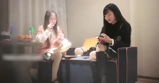 约两01年萝莉萌妹双飞 帮忙抬腿看着姐妹被操轮流爆插 封面