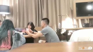 一男两女玩牌被草谁输了，要被操，好好玩又刺激 封面