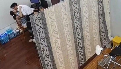 摄像头偷拍 私人妇科诊所流出，色情男医生大战女患者翻云覆雨，无套内射 封面