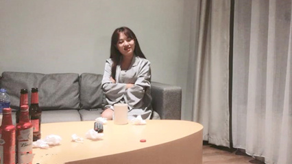 笑起来甜美长裙妹玩游戏尽兴后入再开操骑乘猛 封面