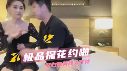小宝探花 约啪肤白貌美巨乳女神 二话不说跪姿深喉口交吃鸡 主动骑乘上位扭动 上下套弄撸管射精 封面