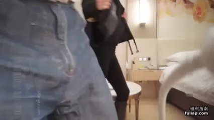 酒店约操极品红唇网红级兼职美女OL包臀裙黑丝 舌头很灵活 封面