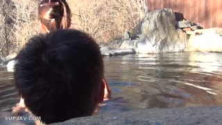 作为瑜伽教练的美女妻子把瞒着老公去温泉偷偷拍摄的整个过程投稿出来 封面