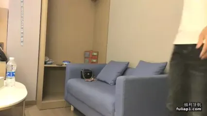 身材娇小可爱 脸蛋儿又妖艳动人小妖精小伙子看着听威猛 没几分钟就缴枪 妹子乐了 封面