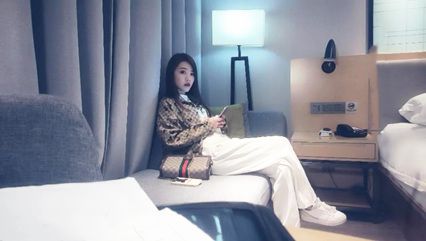 实力猛男大战苗条外围小姐姐，各种高难度姿势独一份，疯狂冲击妹子高潮不断呻吟不停 封面