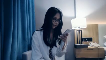 七天探花 约啪极品黑丝眼镜美女，深喉口交吃鸡 用直挺无套鸡巴抽插骚逼后内射 封面