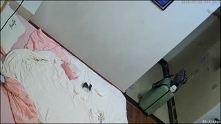 旅馆偷拍 变态长发男友喜欢草一半对着女友打飞机把精液射她身上各部位 封面