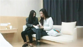 最爱情趣制服诱惑黑丝，高端颜值外围女双飞激情，各种抽插爆草完事再约颜值御姐 封面