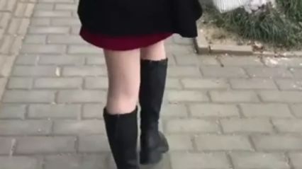 街头偷拍抄底 美女在猎物之间游走，寻找最佳时机，偷偷捕捉她们最性感的瞬间 封面