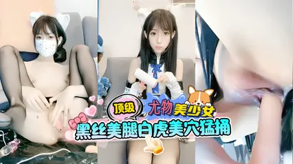 极品黑丝美腿尤物美女主播直播自慰 拿粗大号假阳具狠狠狂插无毛白虎美穴 与观众互动边抽插到高潮抽搐喷水 封面