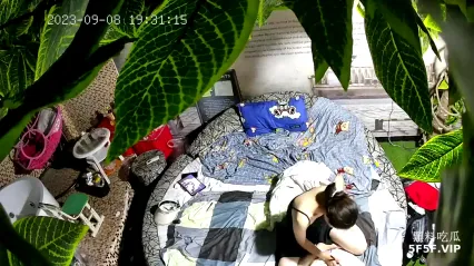 小情侣开房，大圆床来一发，双腿肩上扛直接操，射的有点快，女友不怎么满足 封面