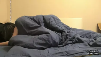金三角猎艳约了个短发黑衣萌妹子啪啪，床上近距离拍摄口交扣逼大力猛操 封面