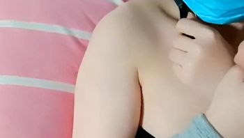 清纯萝莉妹妹运动服用鲍鲍换手机 用那双嫩手撩拨着自己的鲍鲍，那挑逗的眼神，让人看了就想入非非 封面
