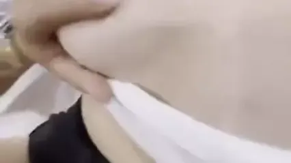 表妹手机的秘密里面有不少大尺度艳照和屌丝男友性爱视频 封面