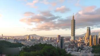 背着老公调教老公员工台湾A片：欲求不满的菜菜 封面