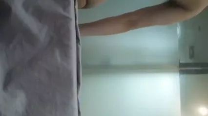 眼镜妹，娇小00后小萝莉，小鸟依人相拥共浴，小伙喜欢抠穴闻一闻，69啪啪干 封面