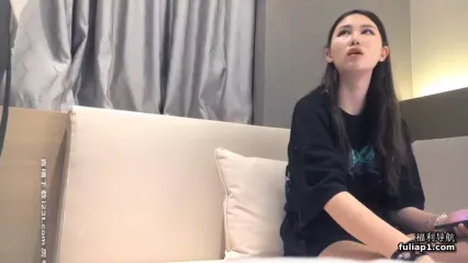 长腿女神超模般冷艳的脸蛋儿 操她是不是能让人很有成就感 封面
