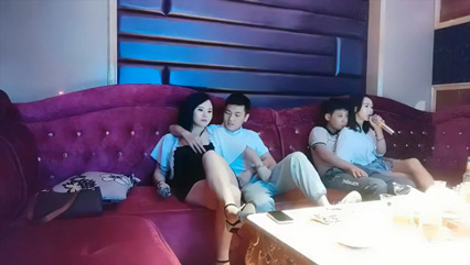 歌厅探花专攻KTV小姐姐，深夜场叫了两个妹子一人一个4P，沙发上翘起屁股后入撞击，抬起双腿猛操晃动大奶子 封面