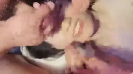 露脸激情5P被4个男人玩弄,三个大鸡巴疯狂朝脸上撸,草着骚穴玩着奶吃着鸡巴 封面