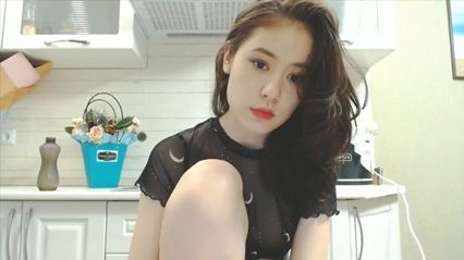 亚裔美少女自慰 长相甜美极品清纯亚籍嫩妹厨房自慰，全裸椅子上跳蛋塞逼拉扯翘起双腿近距离特写 封面