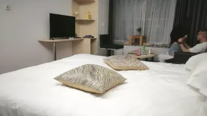 巨乳翘臀少妇，穿上黑丝舔屌吸奶，特写后入极品大屁股 封面