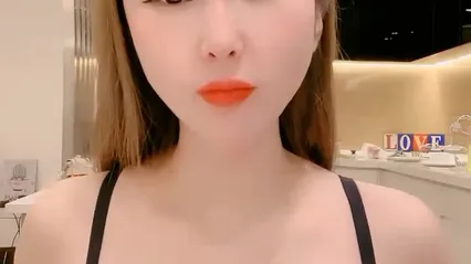9分颜值极品美女！全身粉嫩展示身材！多毛骚穴自摸，洞口张开好像被操，翘起屁股浪叫呻吟 封面