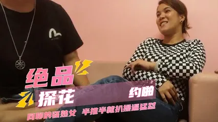 绝品探花约啪 网聊的骚熟女阿姨，半推半就扒裤子扣穴，操逼猛怼，搞完骚女自慰 封面