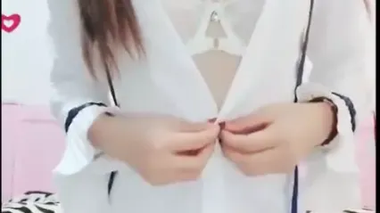 最近非常火爆的网红鹿少女清纯学妹制服极度诱惑呻吟超刺激 封面
