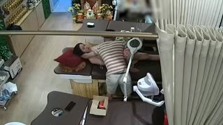 美容店偷拍 绝美老板娘下班后和相好的偷情，直接在按摩床上开炮 封面