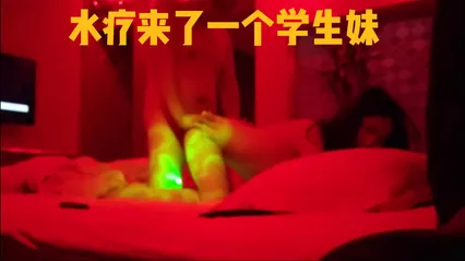 水疗来了一个学生妹经理马上叫我去试一下 封面
