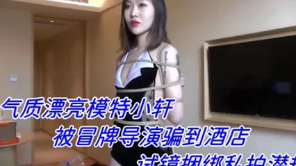 气质漂亮模特小轩被冒牌导演骗到酒店试镜捆绑私拍潜规则吹箫吃屌被按摩棒搞到大声呻吟 全集 封面