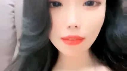 淫荡小骚货！翘着骚逼求操！看闺蜜在旁边被后入，爽的狂喷水，手脚吊起来玩穴，电击骚逼身体颤抖 封面