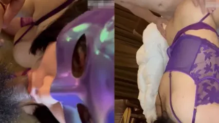 骚货少妇穿着紫色情趣内衣蒙脸深喉口交舔舐鸡巴，压在床上抬起双腿边搓揉巨乳粗暴抽插骚逼 封面