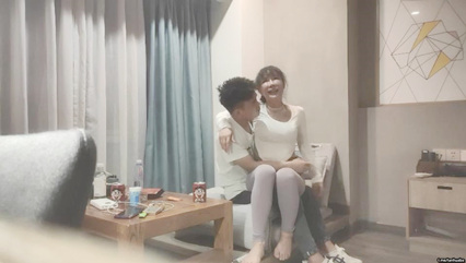 紧身裤大奶骚女，撩起衣服把脸埋进去，身材超棒大长腿，全力输出搞得太舒服了 封面