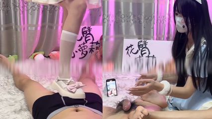 极品甜美花臂小萝莉的极品足交服务，穿着鞋子踩踏鸡巴 边用手跟美脚双重攻击套弄鸡巴直到精液全喷出来榨干 封面