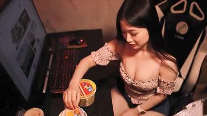 摄影大师高端作品 漂泊在网咖渡日的少女，睡梦中被扒光啪啪啪，大奶子乱颤 封面