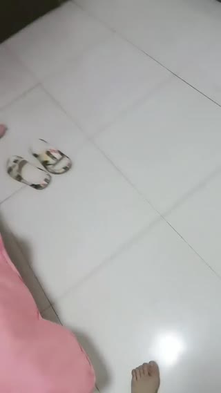 闺女伺候爹这小乖乖真可爱，跪在地上口交抱在怀里无套草 封面