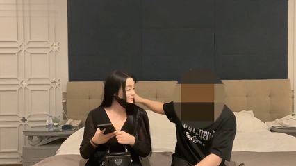 极品探花 勾搭上拥有白皙肌肤美腿的气质模特，微肉身材性感诱惑，插入嫩穴发出的碰撞声真是悦耳 封面