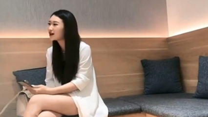 探花精选漂亮大奶美女,被扛着大腿操的呻吟不停,爽的嘴都弯了 封面