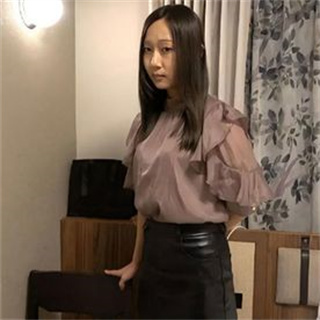 哈雷摩托车杂志的模特 结婚后更有女人魅力干她 封面