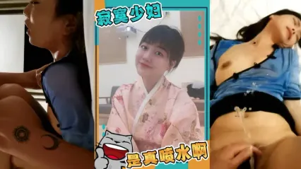 风骚饥渴美少妇被男人粗暴猛插骚逼 体质超敏感疯狂高潮喷水 直接喷成水柱实在是太夸张了！ 封面