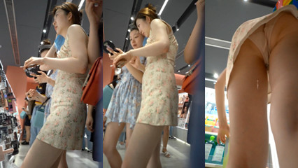 商场抄底美妆店齐逼花裙绝色女神透过网纱蕾丝粉内清晰看到毛 封面